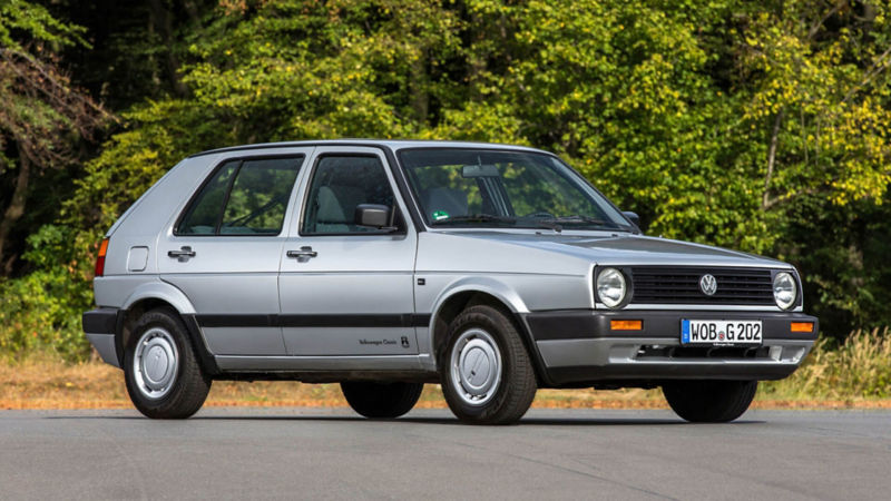 Golf de deuxième génération grise vue de 3/4 avant.