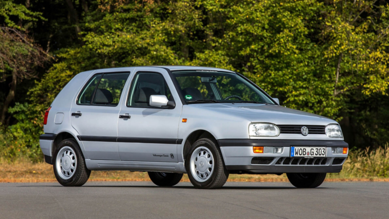 Golf de troisième génération grise vue de 3/4 avant. 