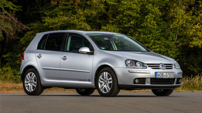 Golf 5 grise de 3/4 avant.