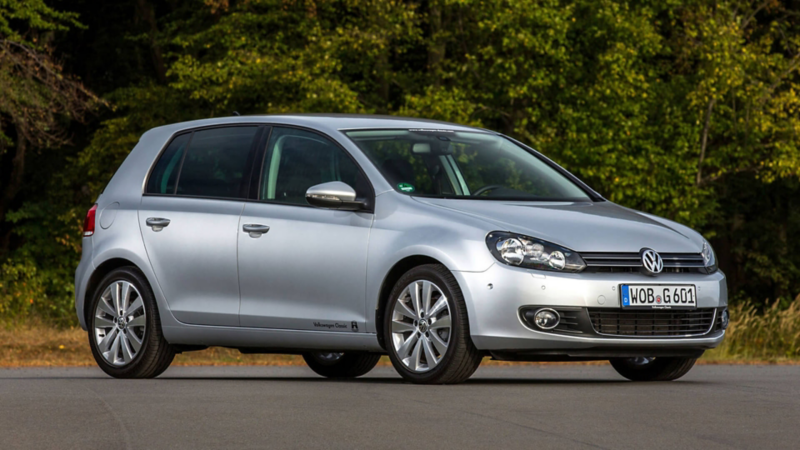 Golf 6 grise de 3/4 avant.