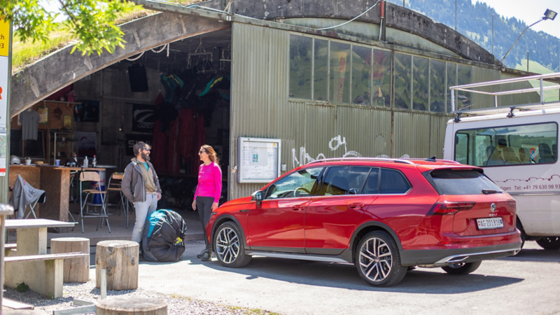 Conversation devant le hangar et la Golf Alltrack.