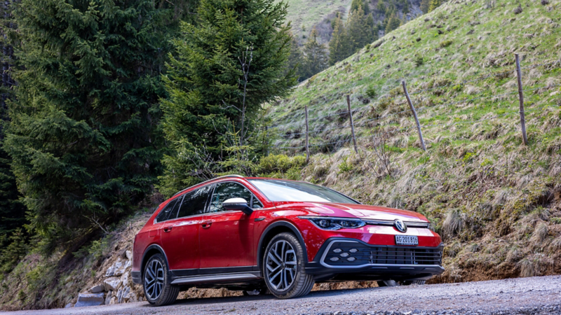 Golf Alltrack en diagonale depuis l'avant, debout sur une pente