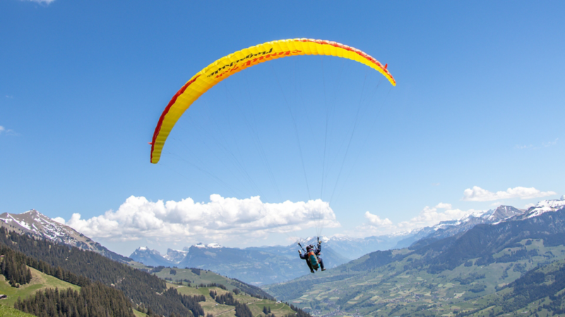Gleitschirm fliegt in Richtung Tal.