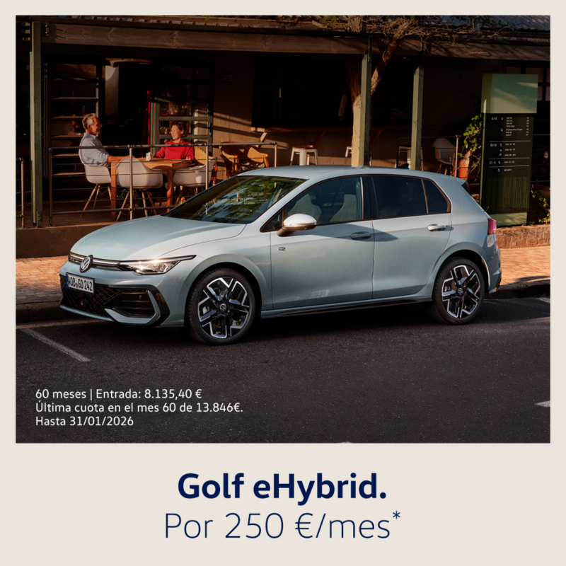 Volkswagen golf ehybrid azul claro, vista lateral izquierda. Descuentos especiales campaña remate final, solo hasta el 31 de diciembre, con hasta 3.300€ de descuento. Sujeto a financiación con Volkswagen Bank