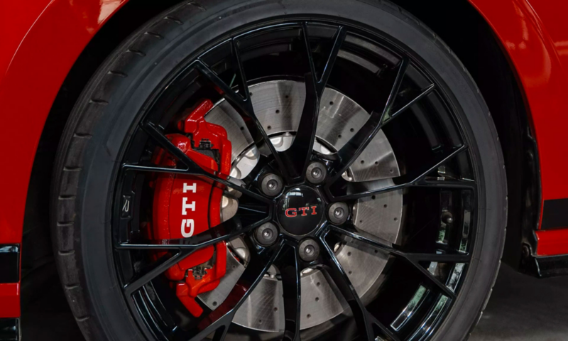 Une roue d'une Golf GTI Edition 50