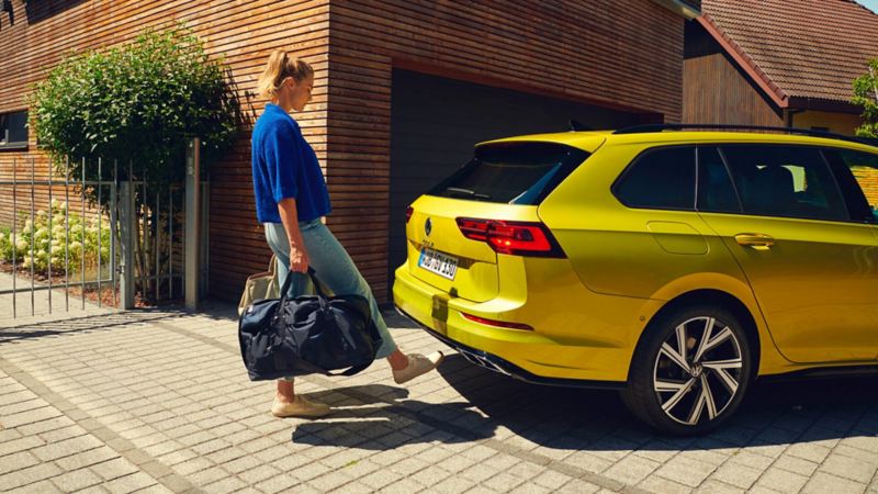 VW Golf SW jaune avec easy open pour le coffre