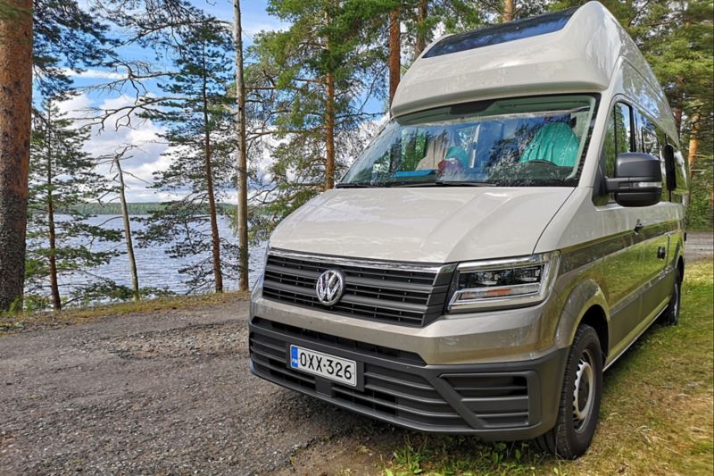 VW Grand California -matkailuauto suomalaisessa maisemassa