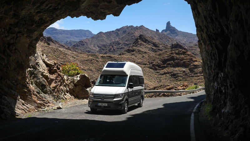 VW Grand California på Gran Canaria kör genom en klipptunnel