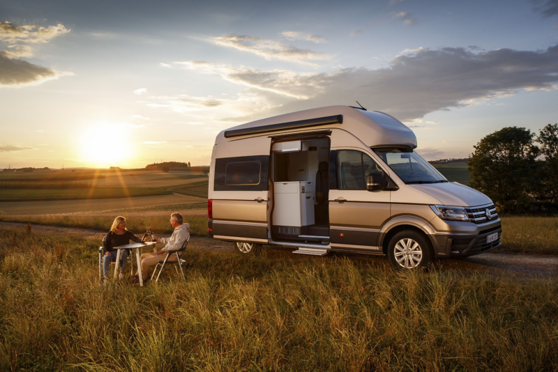 Volkswagen Grand California przy zachodzie słońca