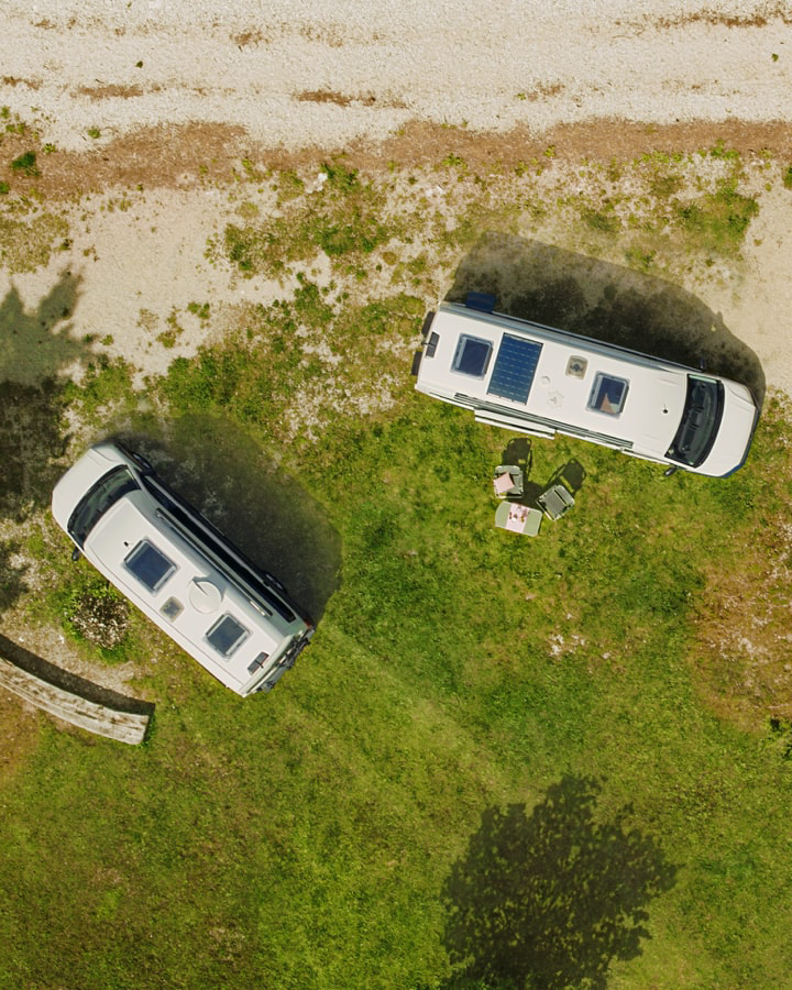 Wir sehen einen Volkswagen Nutzfahrzeuge Grand California 600 und einen Grand California 680 aus der Vogelperspektive.