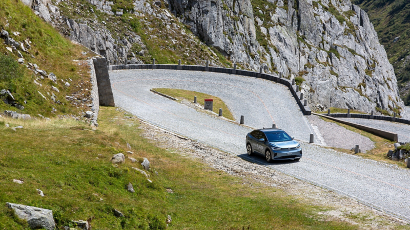 ID.5 GTX roule sur une route pavée