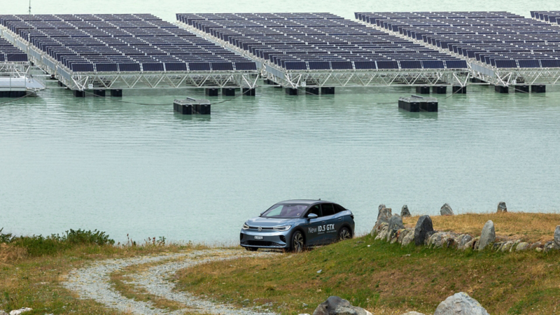 ID.5 GTX devant l'installation solaire du lac des Toules