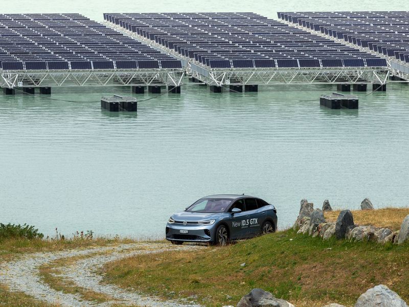 ID.5 GTX vor der Solaranlage auf dem Lac des Toules