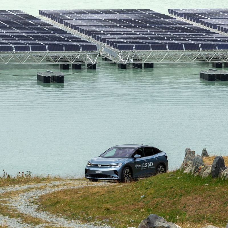 ID.5 GTX vor der Solaranlage auf dem Lac des Toules