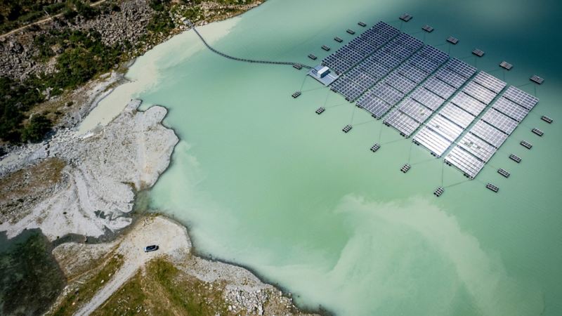 Lac des Toules mit den Solarpanels darauf