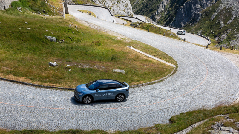 ID.5 GTX est dans le virage du col du Gothard et derrière, on voit la route qui s'étire.