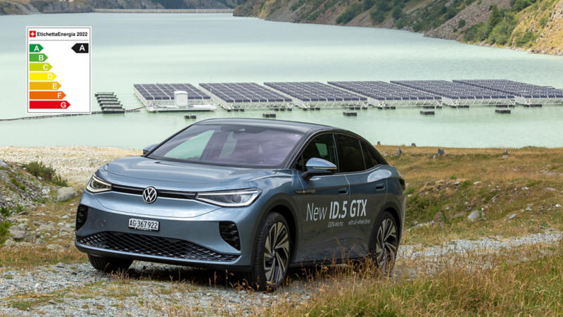 ID.5 GTX davanti all'impianto solare sul Lac des Toules