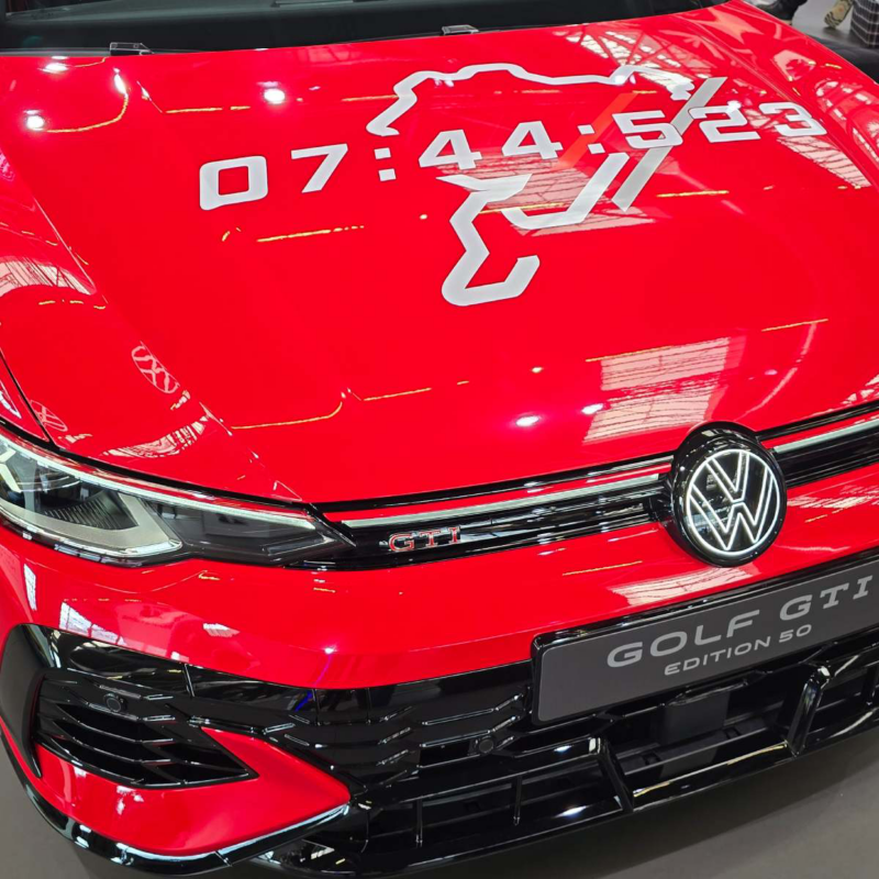 Volkswagen Golf GTI. Vista frontal de auto de color rojo con detalle de edición 50 en cofre.