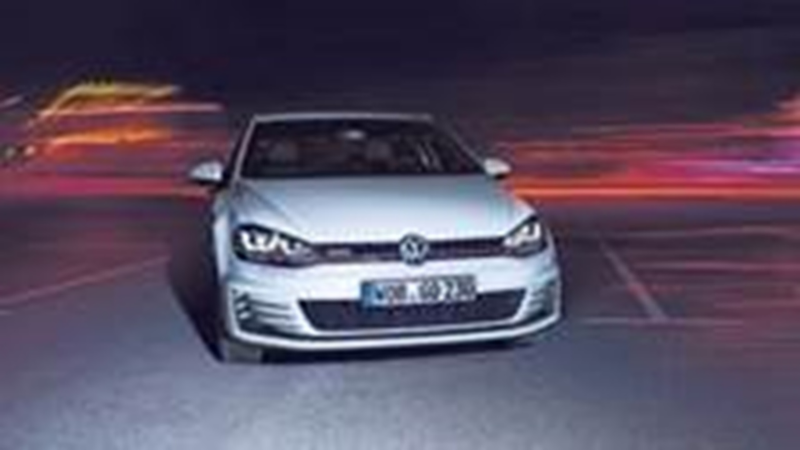 Vooraanzicht van een witte Volkswagen Polo GTI die geparkeerd staat