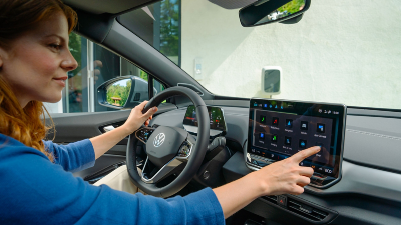 Une femme utilise les commandes de son ID.5, vu depuis la place passager.