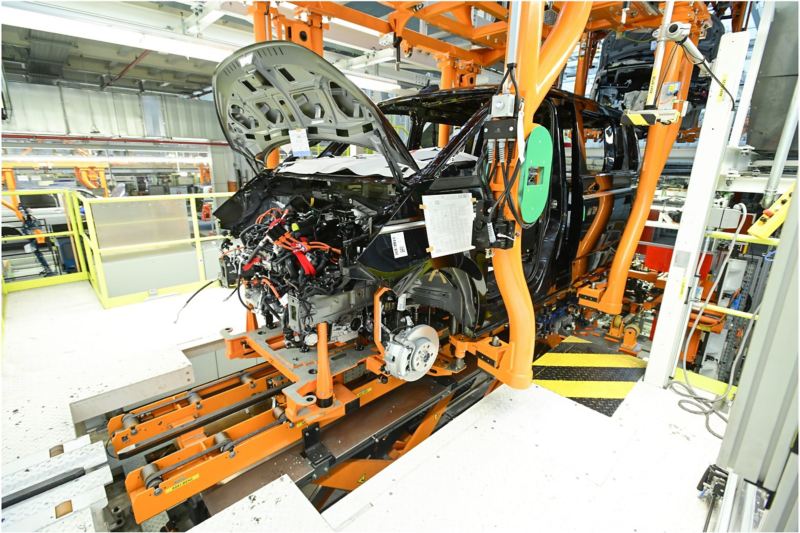 Volkswagen Bullis hängen am Fließband in einer Produktionshalle