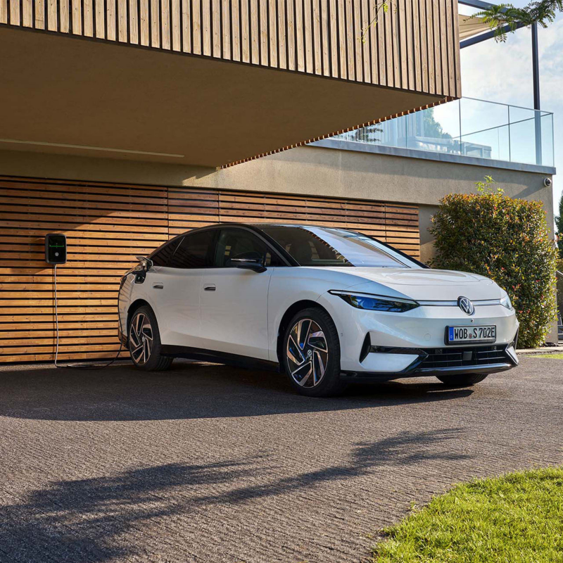 id.5 garée en charge devant une maison