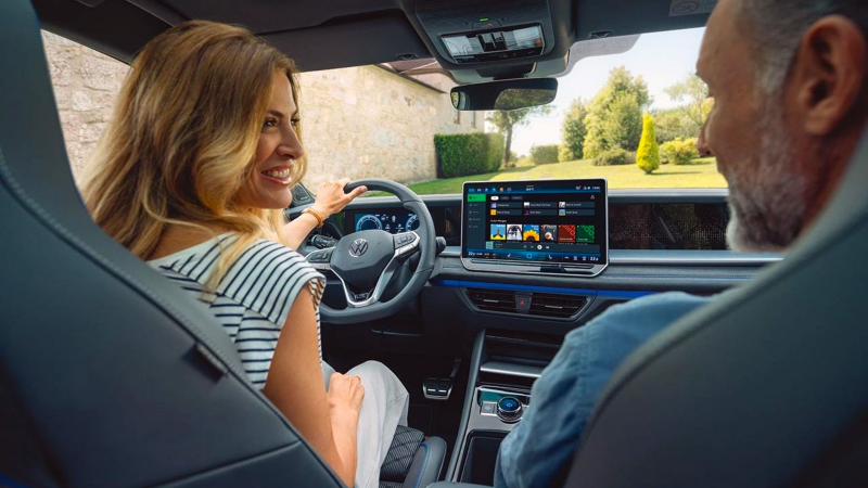 Une femme et un homme dans une voiture VW