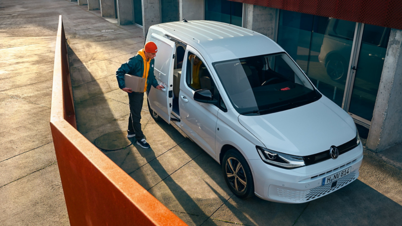 Man opent de achterdeur van een Caddy Cargo