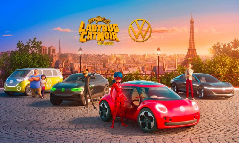 Affiche du film Miraculous, avec les différents personnages et leurs véhicules Volkswagen respectifs, sur les hauteurs de Paris, avec la Tour Eiffel au fond à droite.