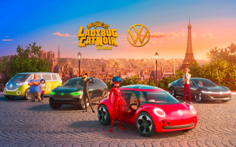 Affiche du film Miraculous, avec les différents personnages et leurs véhicules Volkswagen respectifs, sur les hauteurs de Paris, avec la Tour Eiffel au fond à droite.