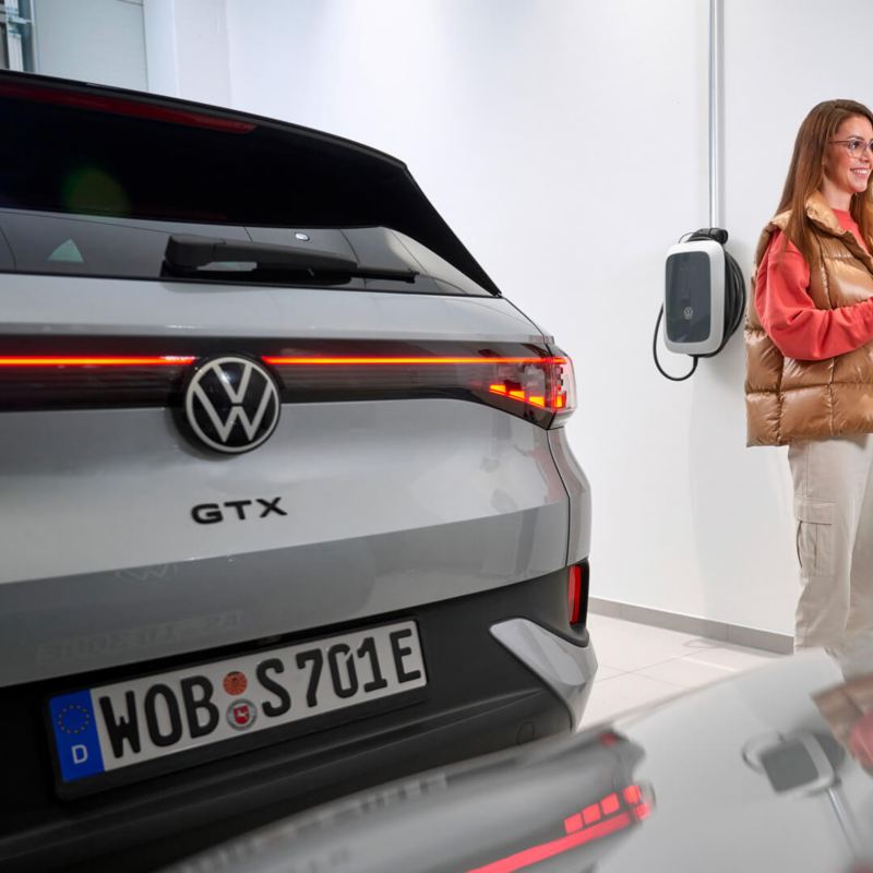 Une commerciale Volkswagen donne les clefs d'un ID.4 GTX à une cliente.