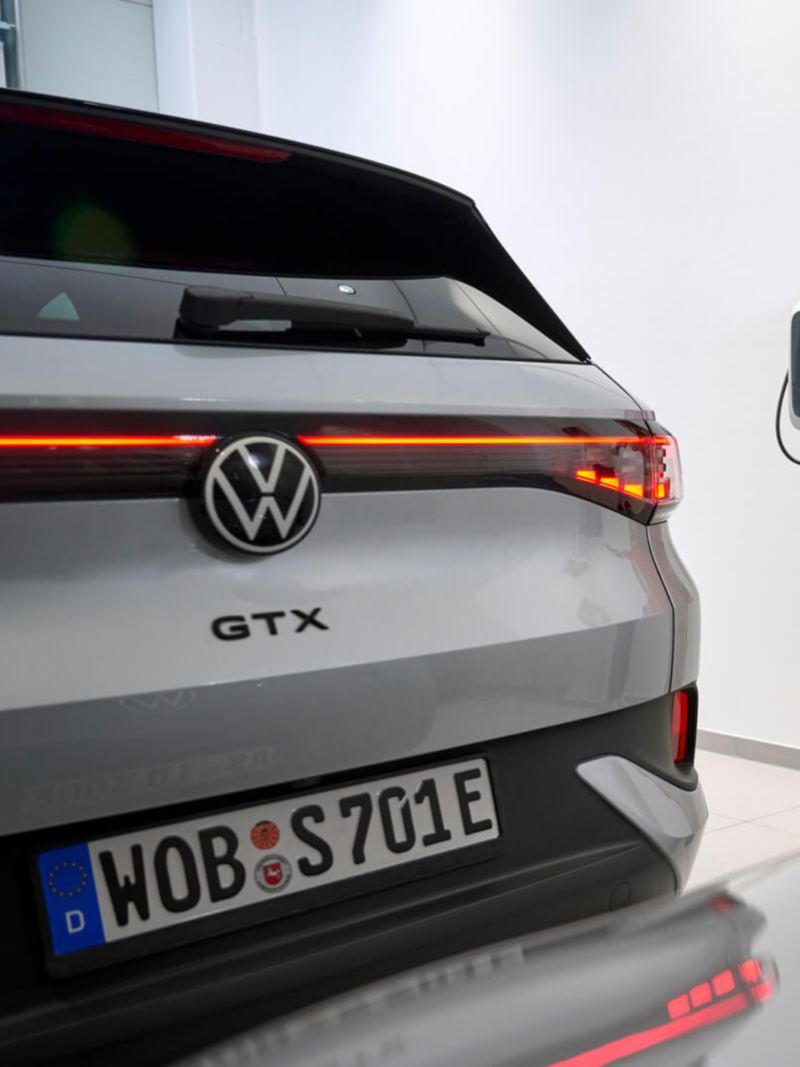 Une commerciale Volkswagen donne les clefs d'un ID.4 GTX à une cliente.