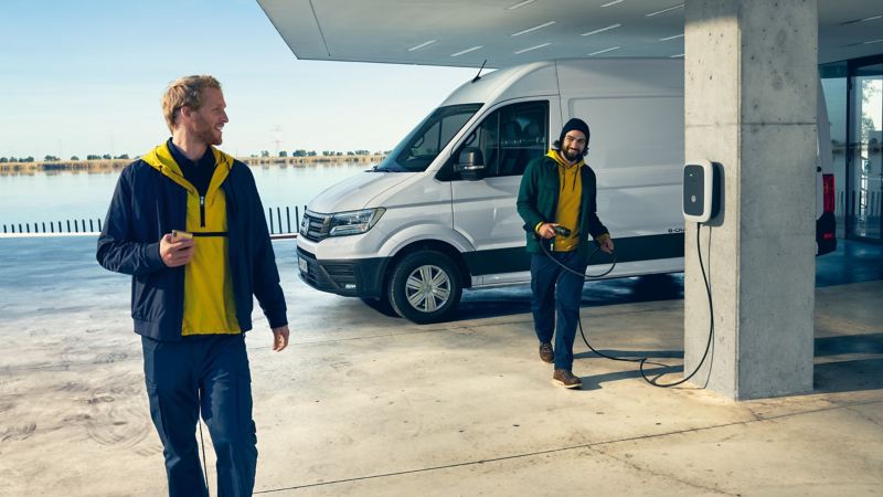 Le e-Crafter roule dans la nuit, dans une ville très éclairée.