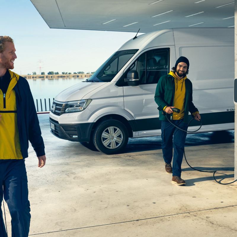 Le e-Crafter roule dans la nuit, dans une ville très éclairée.