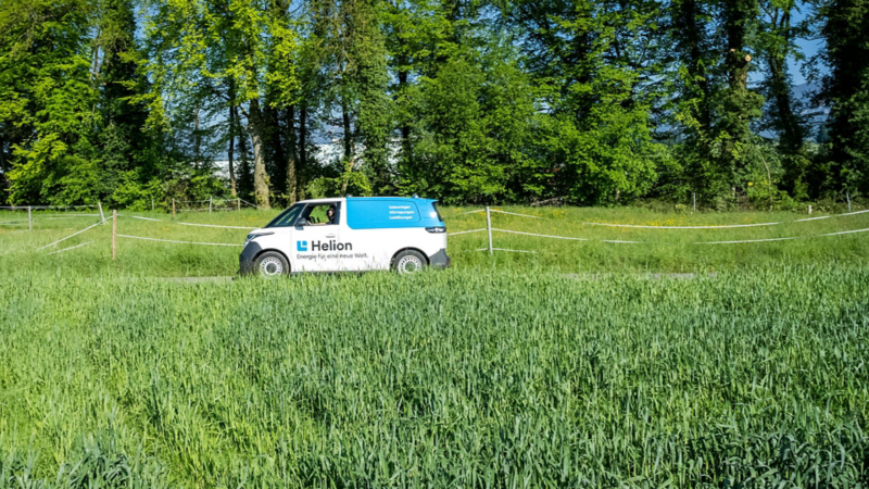 Der ID. Buzz Cargo fährt durch ein Feld