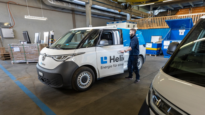 Der ID.Buzz Cargo steht im Helion Hauptquartier