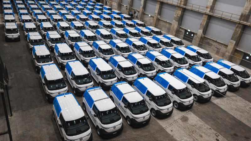 Mit 100 Fahrzeugen des Modells ID. Buzz Cargo betreibt Helion ab sofort eine der grössten E-Nutzfahrzeugflotten der Schweiz.