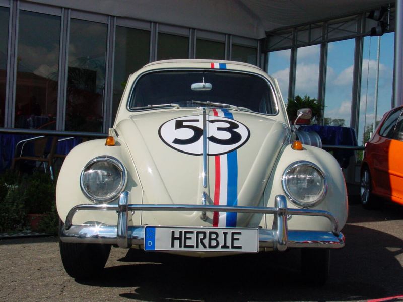 Photographie d'une Coccinelle avec la livrée "Herbie" vue de face.