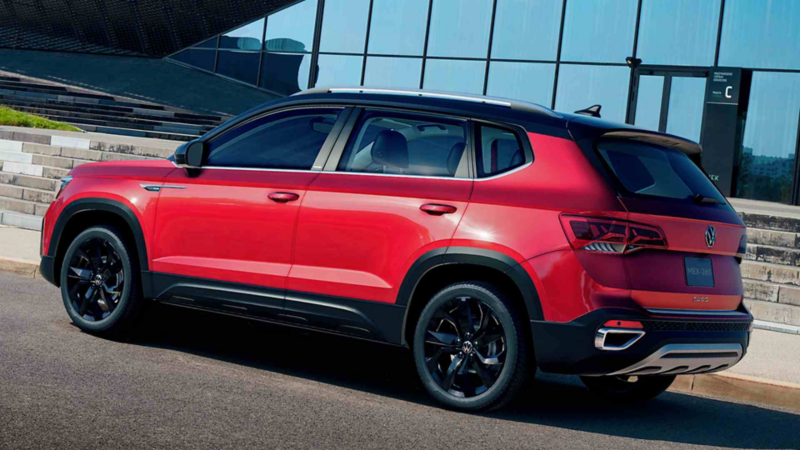 Taos 2023, camioneta SUV en color rojo con techo negro. Cuenta también con HHC en sus sistemas de seguridad.
