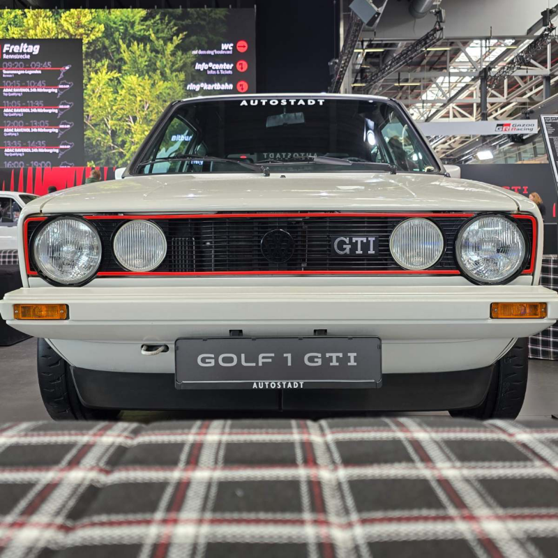 Volkswagen Golf GTI. Vista frontal de auto clásico de color blanco con parrilla negra.