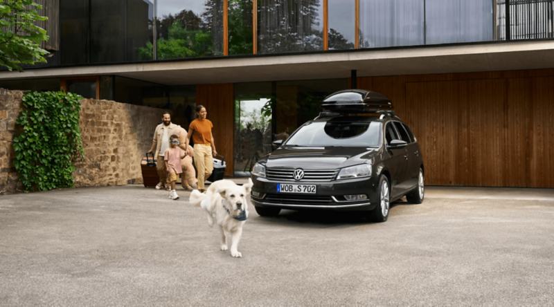 Kobieta, mężczyzna, dziewczynka i pies obok czarnego Passata B7 Kombi 