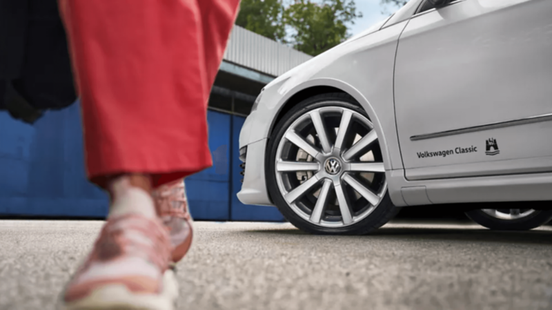 nogi dziecka i lewa przednia część Passata B6