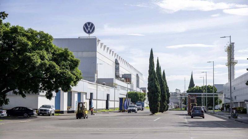 Acceso a la planta de Volkswagen en Puebla, México. 