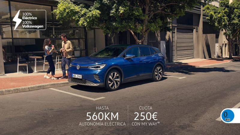 Una pareja junto a un ID.4 de color azul oscuro estacionado en la calle