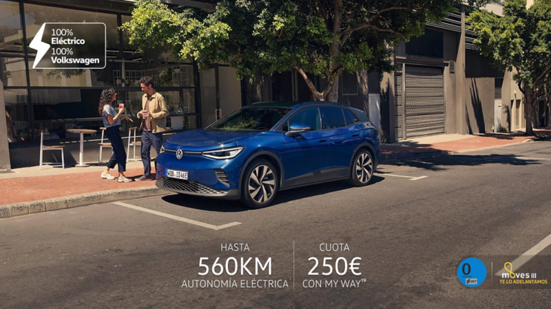 Una pareja junto a un ID.4 de color azul oscuro estacionado en la calle