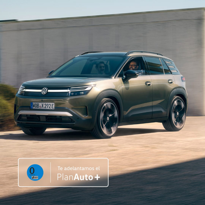 Un Volkswagen ID.Cross verde parado con una pared de hormigón detrás