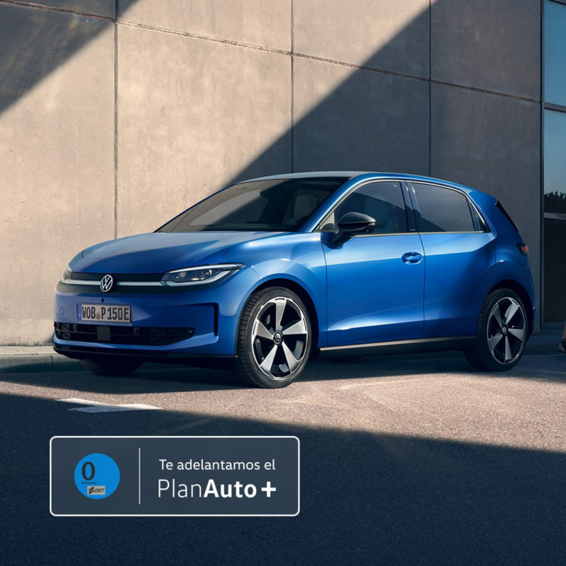 Un ID.Polo azul parado junto una pared de hormigón