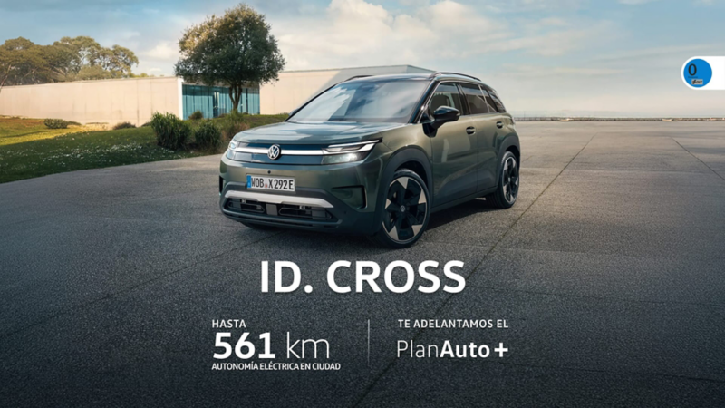 Volkswagen ID. Cross verde visto de frente en la calle frente a una casa.