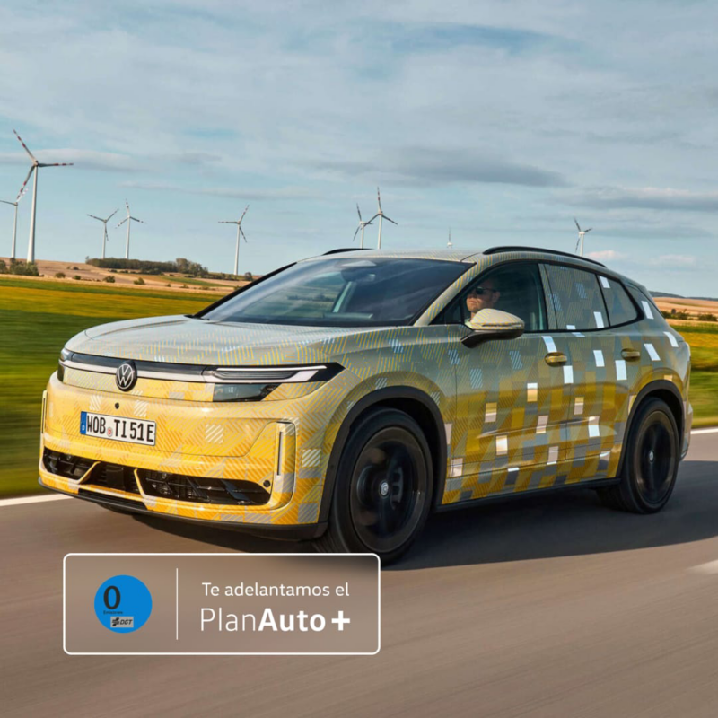 Nuevo ID. Tiguan con camuflaje visto de costado en una carretera en el campo con Plan Auto Plus