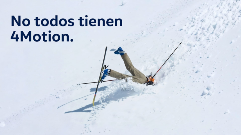 Los pies de un esquiador enterrado en la nieve y un texto sobre 4Motion